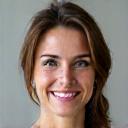 Portrait souriant de Sarah, Directrice Marketing