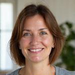 Portrait de Sophie Dubois, coach spécialisée en nutrition holistique.
